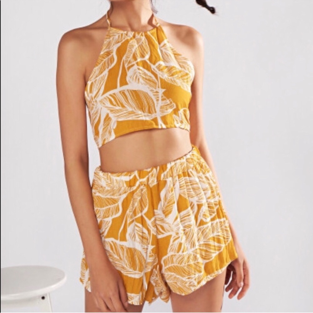 A cute yellow palm leaf set